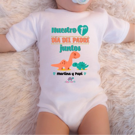 BODY PERSONALIZADO ABIERTO HOMBRO "NUESTRO PRIMER DÍA DEL PADRE JUNTOS" M/C - DINOS NARANJA/MINT + CAJA REGALO