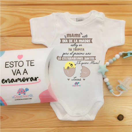 BODY PERSONALIZADO  "DÍA DE LA MADRE EN LA TRIPITA DE MAMÁ" M/C - BEIGE + CAJA REGALO