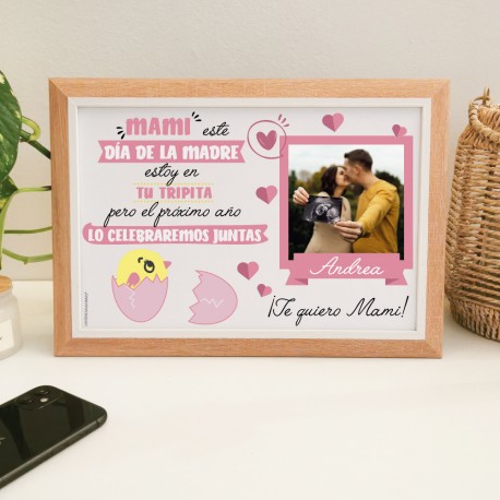 LÁMINA PERSONALIZADA MAMÁ "DÍA DE LA MADRE EN LA TRIPITA DE MAMÁ" - ROSA + MARCO MADERA NATURAL