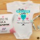 BODY PERSONALIZADO HERMANAS MELLIZAS GEMELAS "NUESTRO PRIMER DÍA DE LA MADRE JUNTOS" M/C - CORAZONES ROSA/ROSA + CAJA REGALO