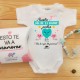 BODY PERSONALIZADO HERMANAS MELLIZAS GEMELAS "NUESTRO PRIMER DÍA DE LA MADRE JUNTOS" M/C - CORAZONES ROSA/ROSA + CAJA REGALO
