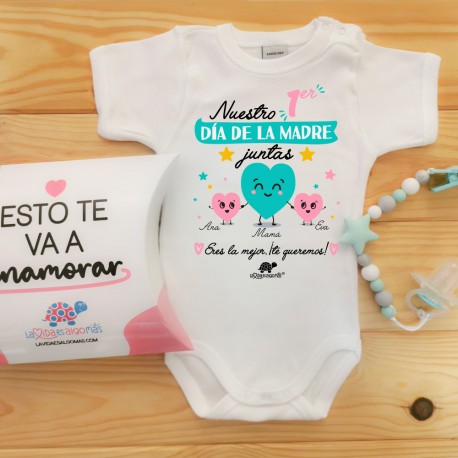 BODY PERSONALIZADO HERMANAS MELLIZAS GEMELAS "NUESTRO PRIMER DÍA DE LA MADRE JUNTOS" M/C - CORAZONES ROSA/ROSA + CAJA REGALO